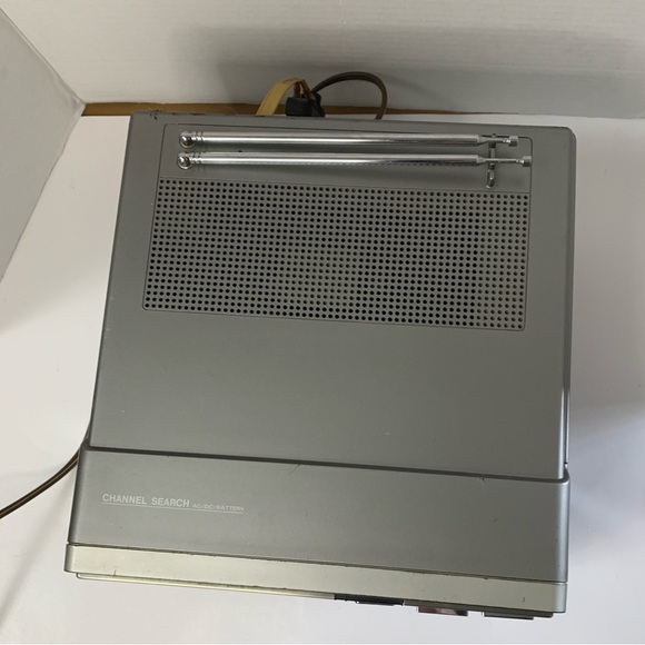 Hitachi CK-200 Portable TV 5” CRT Solid State Color Television 1982 - Powers On - Picture 6 of 16